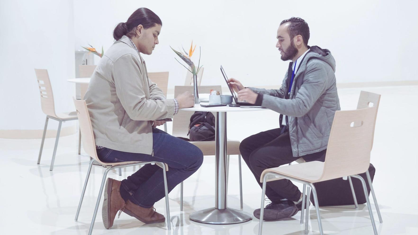 Finanzanalyse Arbeitsumgebung mit Dokumenten und Notizen