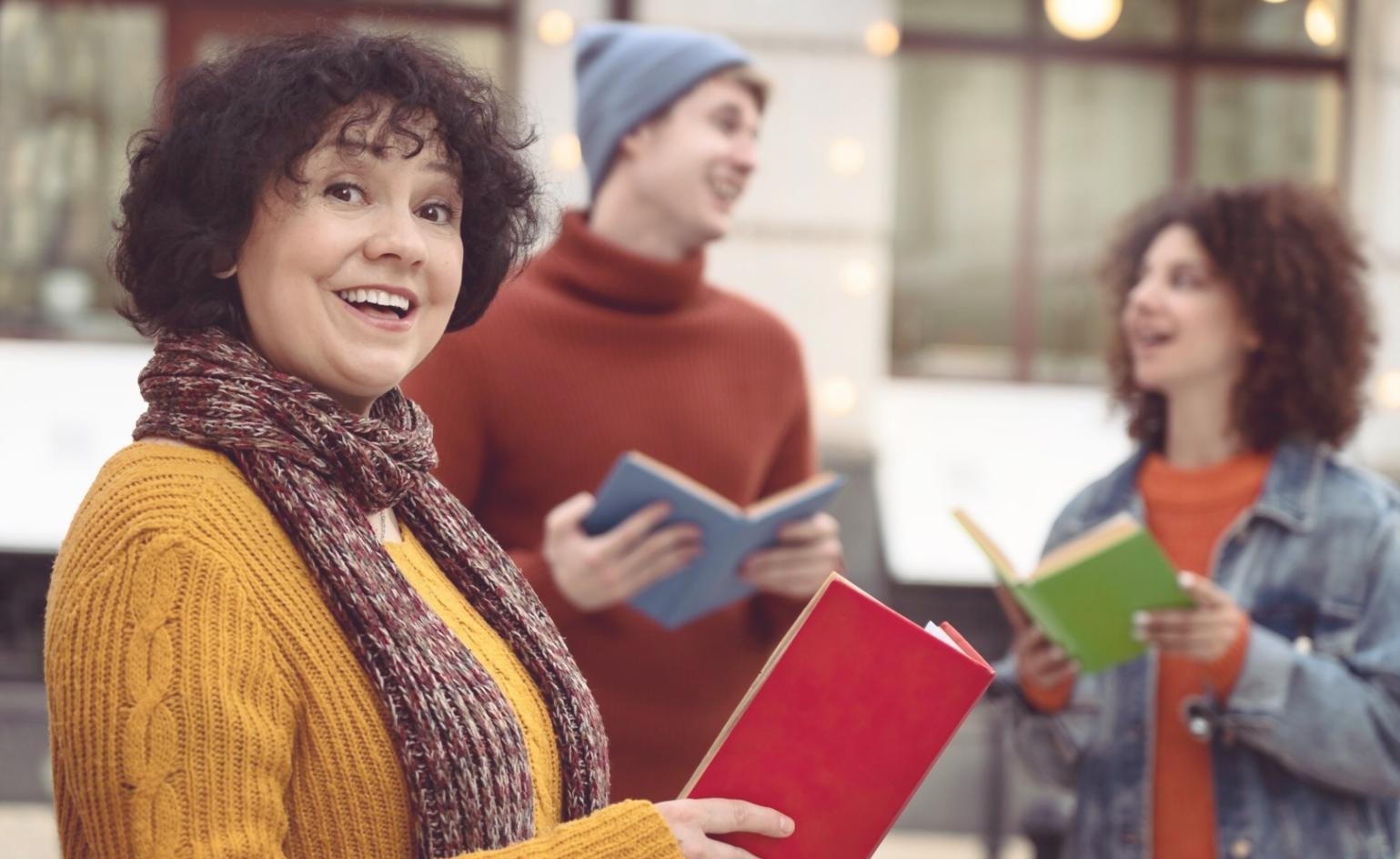 Teilnehmer bei einer Fundamentalanalyse-Schulung diskutieren Finanzberichte