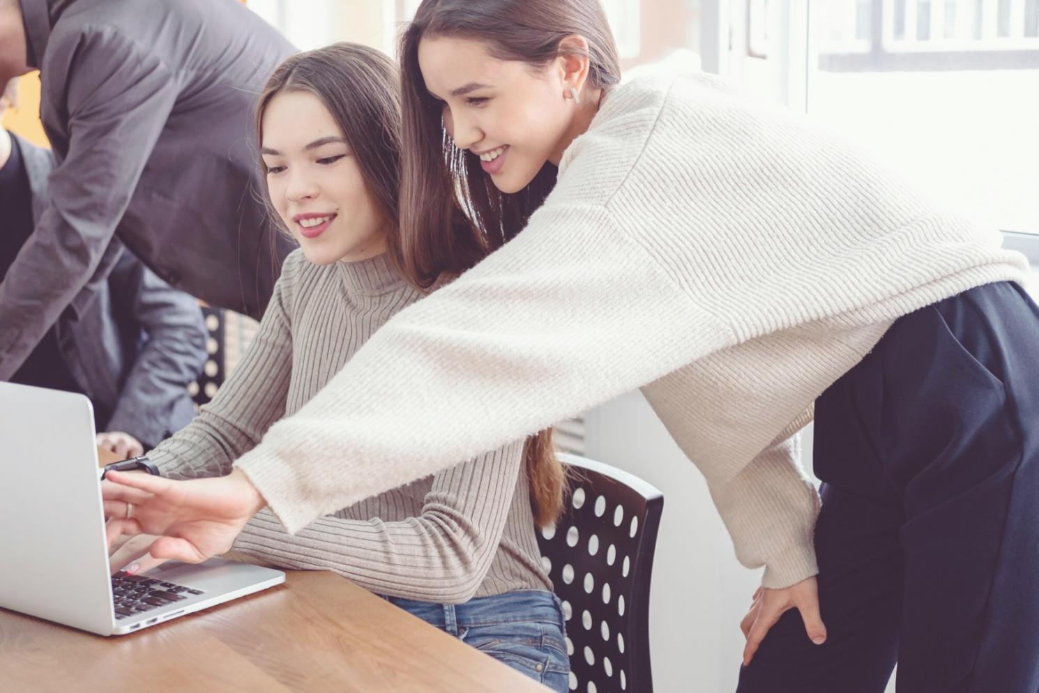 Teilnehmer analysiert Finanzkennzahlen am Bildschirm