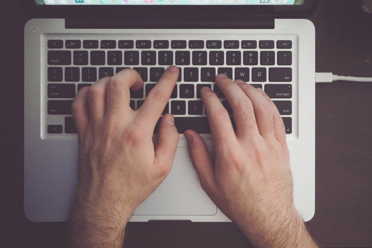 Finanzanalyst bespricht Bewertungsmodelle mit Teilnehmern